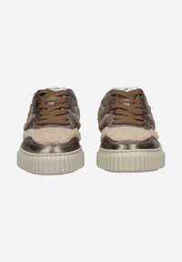 Baskets marron et beige avec des détails métalliques, un tissu texturé, des lacets plats et des semelles en caoutchouc blanc avec un motif cannelé.