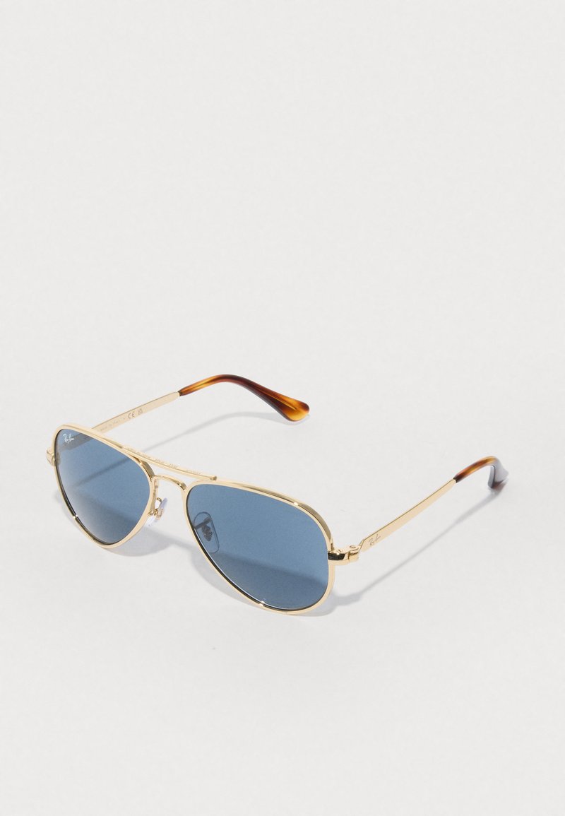 Occhiali da sole aviator in metallo oro con lenti blu e dettagli in tartaruga sulle tempie. Design della montatura slim, con bracci curvi.