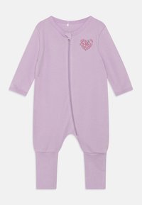 Fialový zip-up overal s dlhými rukávmi, ktorý má trblietavý dizajn srdca na hrudi a je vyrobený z mäkkého, hladkého materiálu. Priliehavé manžety na členkoch.