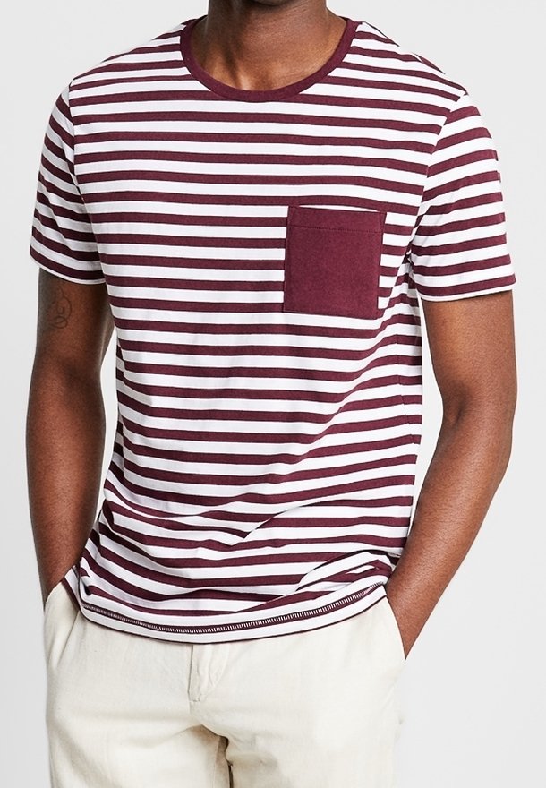 Camiseta de manga corta con rayas burdeos y blancas, con cuello redondo y un bolsillo en el pecho, confeccionada en una tela suave.