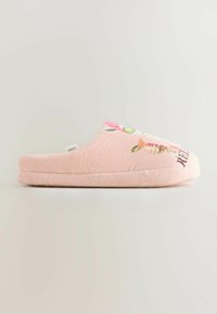 Weicher rosa Hausschuh zum Hineinschlüpfen mit flauschiger Sohle, bedruckt mit Sushi- und Avocado-Motiv sowie dem Schriftzug "RELAX" auf der Oberseite.