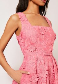 Lipsy PREMIUM 3D LACE EMBROIDERY FLORAL MIDI PROM  - Kasdienė suknelė - pink