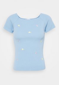 Světle modrý krátký rukávový top s jemnými výšivkami žlutých a fialových květin rozptýlenými po přední straně.