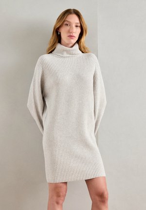 Heledad hallhall, suuruses halli kangast kudum dresses, millel on kõrge krae ja pikad varrukad. Kleidil on lohakas lõige ja pehme tekstuur.