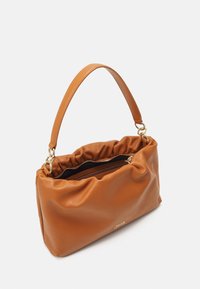 Sac à main en cuir souple marron avec une seule anse et une fermeture éclair en métal doré partiellement ouverte, montrant une doublure intérieure foncée.