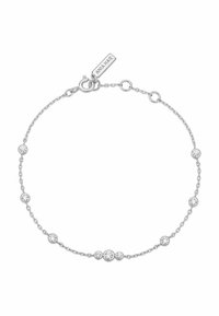 Silverarmband med rundslipade klara kubiska zirkonia-stenar i en delad kedjedesign, med en liten tagg graverad med "ANNA HANE."