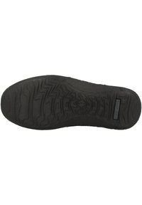 Suola nera delle scarpe con scanalature e pattern testurizzati per una migliore aderenza. Presenta un design a profilo basso e un marchio in rilievo sul lato.