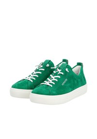 Sneaker verde in suede con lacci bianchi e suole in gomma. Presentano un design cucito e un marchio sul lato. Texture complessivamente liscia.