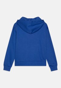 Sudadera con capucha azul, hecha de una suave mezcla de algodón, cuenta con un bolsillo tipo canguro, puños y dobladillo acanalados. Textura suave con un diseño liso.