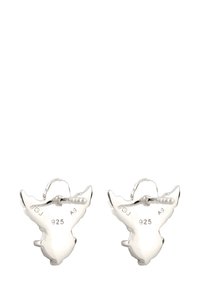 Boucles d'oreilles en argent en forme d'anges stylisés, avec une finition polie. Marquées "925" indiquant la qualité en argent sterling.