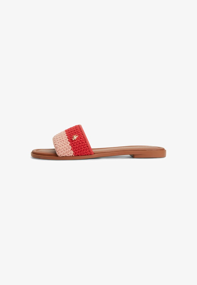 Sandale plate à bout ouvert avec semelle beige et une large bride tricotée rouge et rose sur l'avant, avec un petit détail de logo doré.