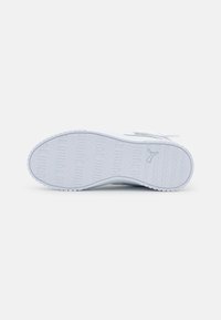 Witte sneakersole met getextureerde groeven en een logo. Gladde afwerking, licht verhoogde randen en een vlak profiel voor grip.
