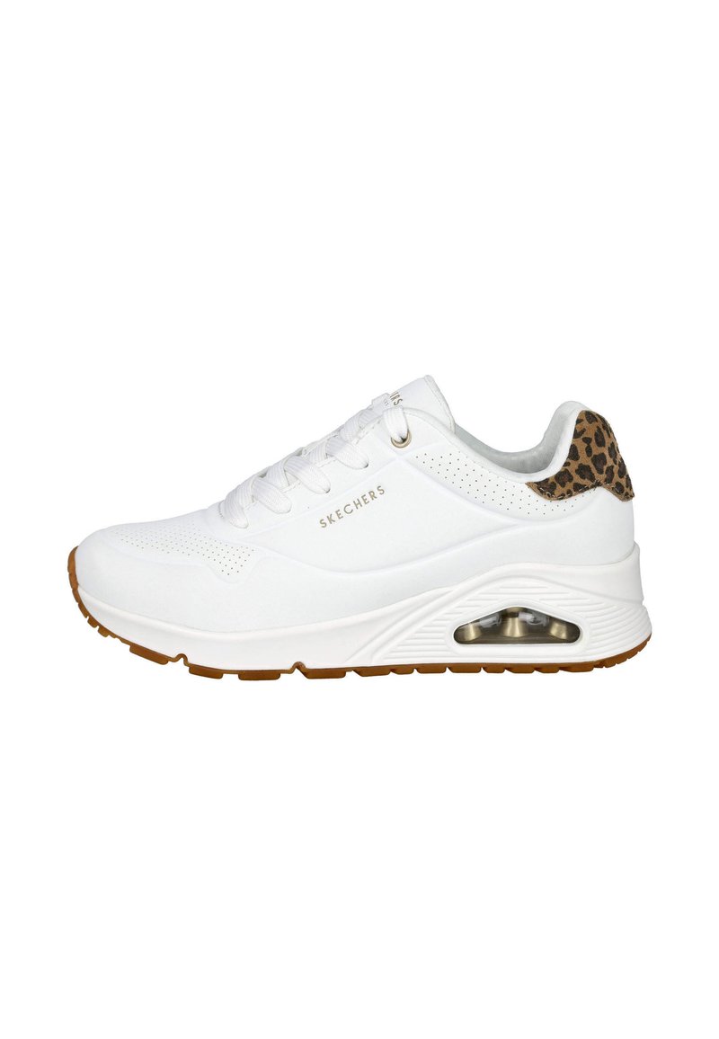Zapatilla blanca con parte superior texturizada, que presenta un acento de estampado de leopardo en el talón y suela acolchada con una unidad de aire visible.