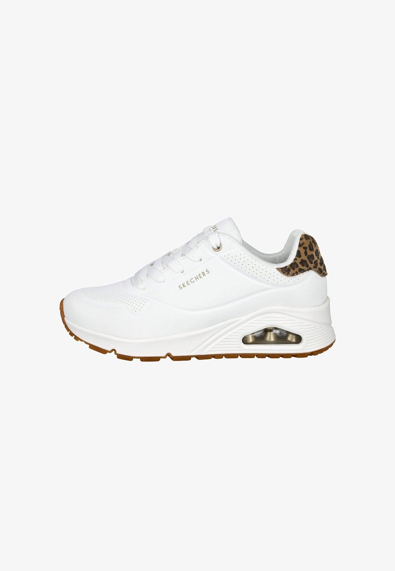 Zapatilla blanca con parte superior texturizada, que presenta un acento de estampado de leopardo en el talón y suela acolchada con una unidad de aire visible.