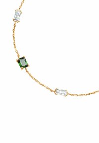 Złoty naszyjnik łańcuszkowy z jednym zielonym kamieniem szlachetnym w kształcie prostokątnym i dwoma prostokątnymi przezroczystymi kamieniami, osadzonymi w prętach wzdłuż łańcuszka.