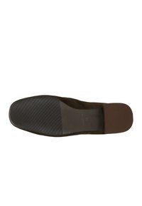 Podeszwa brązowego buta zamszowego, pokazująca teksturowaną gumową podeszwę zewnętrzną i kwadratowy obcas, rozmiar 38 oznaczony na śródpodeszwie.