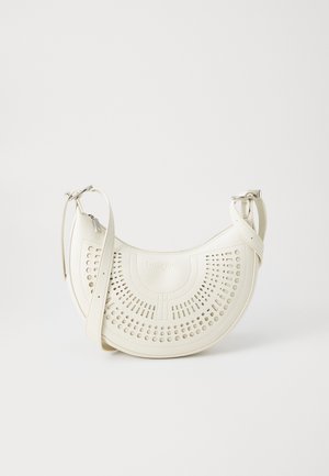 Weiße vegane Leder-Schultertasche mit perforiertem, kreisförmigem Design, verstellbarem Tragegurt und eingegrifftem Logo auf der Vorderseite. Reißverschlussöffnung oben.