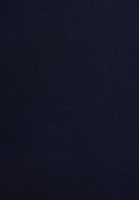 Tissu bleu marine avec une texture lisse, présentant un motif diagonal subtil. Le matériau semble dense et étroitement tissé.