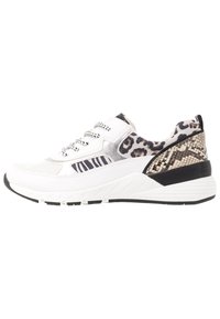 Bílé tenisky s kombinovanými zvířecími vzory, včetně leopardího a hadího motivu, černobílé tkaničky a silná podrážka.