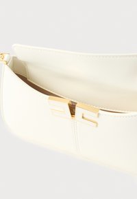 Λευκή συνθετική τσάντα-φακελάκι με κούμπωμα σε χρυσό τόνο και διπλό λογότυπο E, λεία υφή και ένα ενιαίο διαμέρισμα χωρίς ορατό σχέδιο.