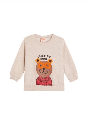 Sudadera beige clara de manga larga, con un oso de dibujos animados que lleva gafas naranjas y un suéter rojo con patrones. El texto dice "SOLO SE COOL".