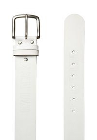 Weißer Leder-Gürtel mit einer silbernen Metall-Schnalle, mehreren Einstelllöchern und geprägtem "CAMP DAVID"-Logo entlang des Riemens.
