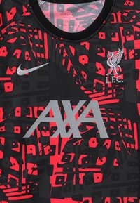 Camiseta negra y roja del Liverpool FC con un patrón geométrico, con el logotipo plateado de Nike y el logotipo gris de AXA. Hecha de material que absorbe la humedad.