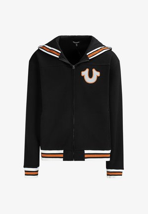 Schwarzer Kapuzenpullover mit Reißverschluss, weißen und orange gestreiften Bündchen und Saum, einem gestreiften Kragen und einem weißen und orangefarbenen Hufeisenlogo auf der Brust.