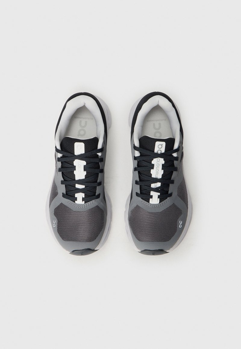 Graue Sportschuhe aus Mesh und synthetischen Materialien, mit schwarzen Schnürsenkeln, gepolstertem Kragen, Logodetails und einem leichten, schlanken Design.