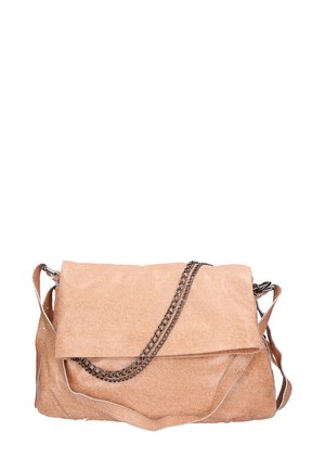 Borsa in suede beige chiaro con patta pieghevole, accentuata da catena e tracolla regolabile. Il design presenta una texture morbida e una forma minimalista.