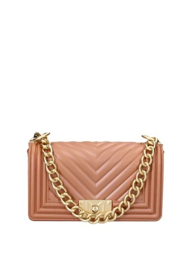 Borsa a spalla in pelle di un delicato colore pesca, con un design a chevron trapuntato, tracolla in catena dorata e chiusura metallica con accento del logo.