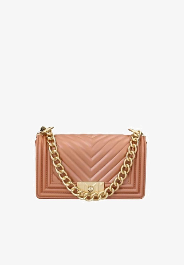 Borsa a spalla in pelle di un delicato colore pesca, con un design a chevron trapuntato, tracolla in catena dorata e chiusura metallica con accento del logo.