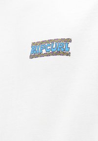 Weißes Baumwoll-T-Shirt mit einem bunten "RIPCURL"-Logo, das von einem gemusterten Design in rosa, gelb und schwarzen Akzenten umrandet ist.