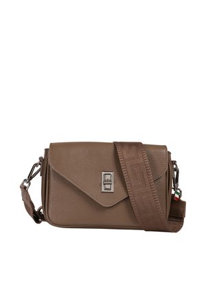 Bruine, getextureerde leren crossbodytas met envelopvormige klep, zilveren sluiting en brede verstelbare riem met geperst patroon en detail in Italiaanse vlag.