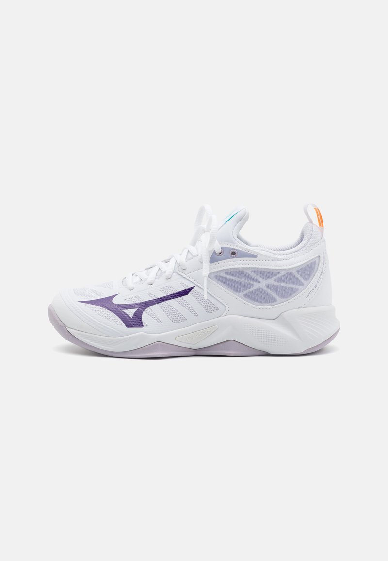Pantofii sport albi cu accente violet, superior din plasă și talpă texturată. Prezintă suprapuneri decorative și o limbă căptușită.
