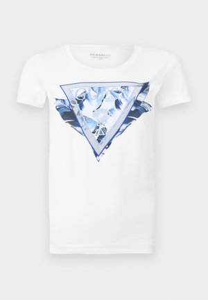 Fehér rövid ujjú póló kék trópusi levélmintával és nagy Guess logóval egy kék háromszögben az elején.