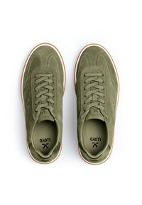 Zielone oliwkowe zamszowe sneakersy z okrągłymi noskami, wiązane na sznurowadła, z białą podeszwą pośrednią i gumową podeszwą zewnętrzną. Logo widoczne na wkładce.