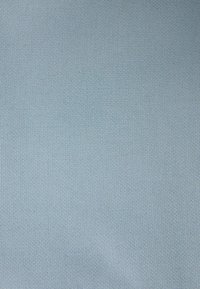 Himmelblaues Gewebe mit einer strukturierten Webart, das eine weiche Oberfläche und subtile Farbvariationen aufweist. Ideal für Polstermöbel oder Mode.