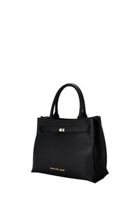 Borsa a mano in pelle nera con finitura strutturata, forma rigida, manici superiori e dettaglio con fibbia dorata sulla parte anteriore.