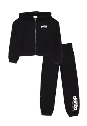 Tuta in cotone nero composto da una felpa con zip e un piccolo logo bianco, abbinato a pantaloni con polsini elastici e dettaglio del logo.