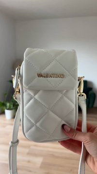 Λευκή τσάντα ώμου από τεχνόδερμα με επένδυση, διακοσμημένη με χρυσό λογότυπο «VALENTINO», ρυθμιζόμενος ιμάντας και λεία υφή με κλείσιμο φερμουάρ.