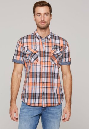 Kortærmet ternet skjorte i orange, navy og hvid. Har to brystlommer og denimdetaljer på ærmerne. Krave-design.