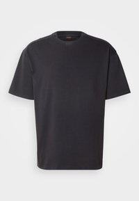 T-shirt noir à manches courtes et col rond avec un petit logo embossé "BOSS" sur la poitrine sous l'encolure.
