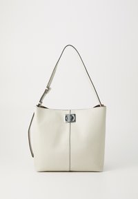 Kremowa skórzana torba na ramię z fakturowanym wykończeniem, pojedynczym paskiem na ramię i srebrnym zapięciem z przodu. Minimalistyczny design, prostokątny kształt.