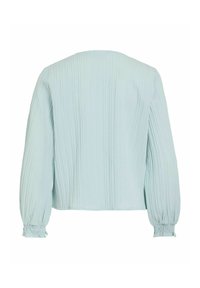 Gaiši zila, garām piedurknēm blūze ar vertikālām krokām, apaļu kakla izgriezumu un savāktām aprocēm, kas rada relaksētu siluetu un teksturētu izskatu.