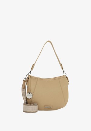 Beige leren handtas met een gebogen vorm, ritsluiting aan de bovenkant, korte handgreep en afneembare gestreepte schouderriem. Bevat een logo label.