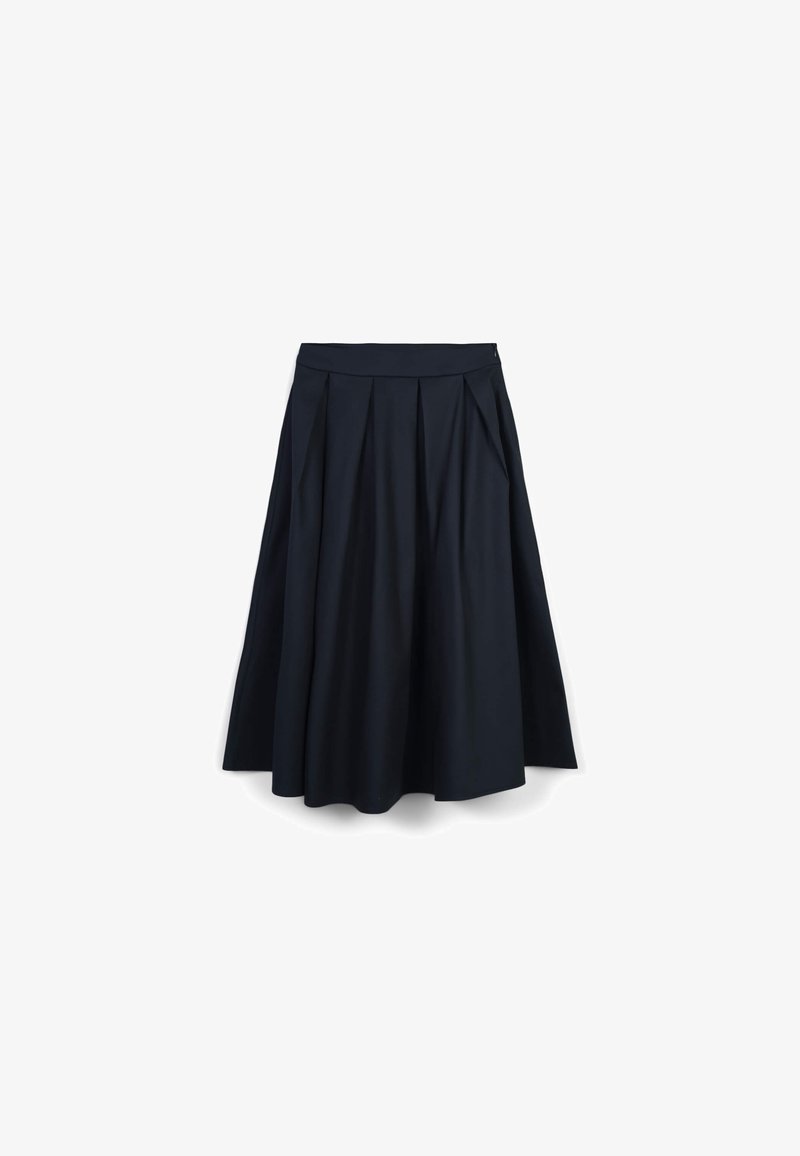 Gonna plissè blu navy realizzata in tessuto morbido, con vita aderente e orlo fluente, offrendo una silhouette strutturata ma al tempo stesso rilassata.