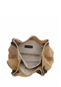 Geweven tan stoffen handtas met zwarte leren accenten. Bevat een ruime binnenzijde met een ritsvak en een gestructureerde afwerking.