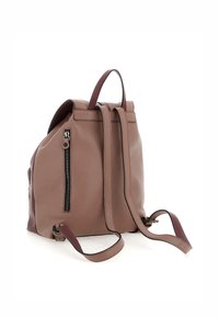 Zaino in pelle marrone con superficie texture, maniglia superiore, spallacci regolabili e tasca laterale con zip e zip argentata.