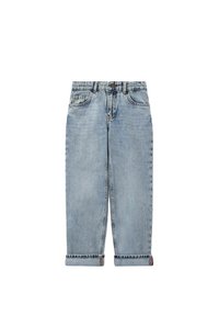 Un jean en denim bleu clair présente une coupe droite, des ourlets roulés, un design à cinq poches et une fermeture à bouton à la taille.